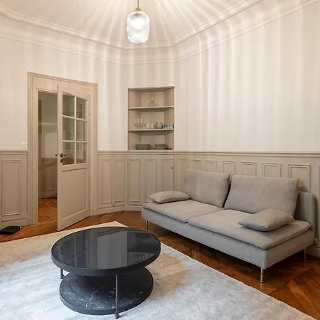 Elegant Et Spacieux Dans Le 8eme Apartment Paris